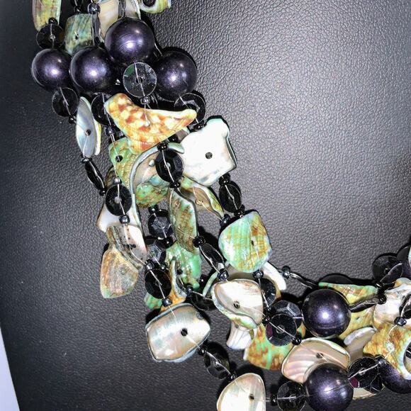 Vintage Elegant Multi-Strand Shell Necklace Green and Black - Picture 2 of 7